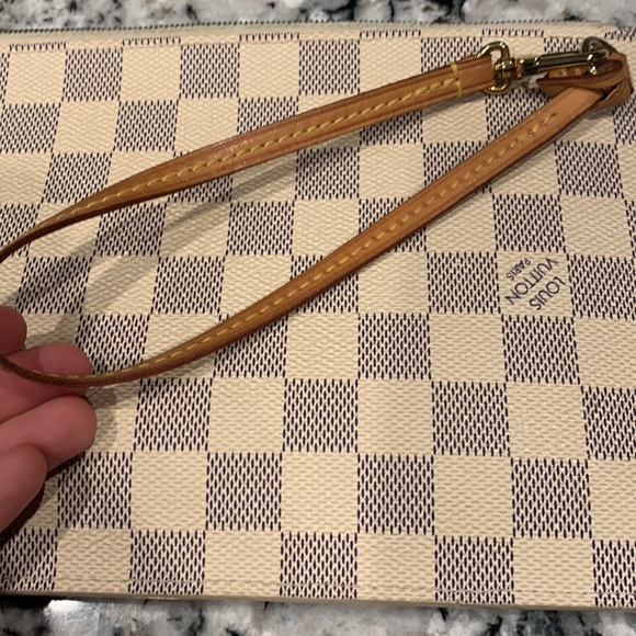 Louis Vuitton neverfull pouch - Picture 2 of 4